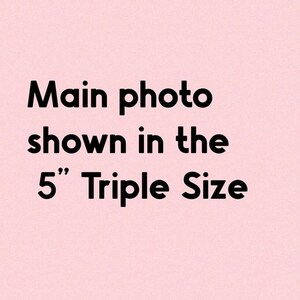 K&ouml;nnte beinhalten: Text auf rosa Hintergrund mit der Aufschrift "Main photo shown in the 5" Triple Size"