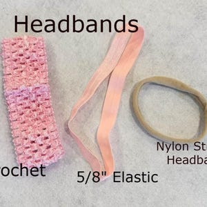 Pu&ograve; includere: Un assortimento di fasce per capelli, tra cui una fascia all'uncinetto rosa, un elastico da 1,6 cm e una fascia elastica in nylon. La fascia all'uncinetto ha un aspetto strutturato e l'elastico &egrave; di colore rosa chiaro.