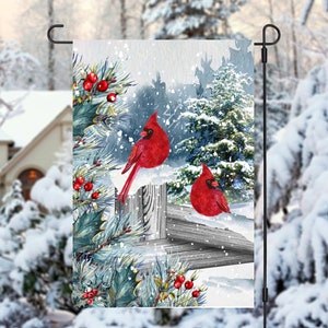 Männliche Kardinäle auf der Zaun-Wintergarten-Fahne