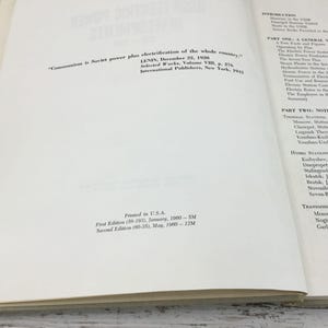 以下が含まれることがあります： テキストが書かれた開いた本のページ。テキストには「共産主義はソビエトの力と全土の電化」というフレーズと「米国で印刷」が含まれています。この本は歴史的文書です。
