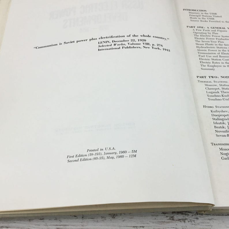 以下が含まれることがあります： テキストが書かれた開いた本のページ。テキストには「共産主義はソビエトの力と全土の電化」というフレーズと「米国で印刷」が含まれています。この本は歴史的文書です。