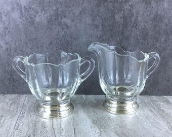 Juego de cremera y azucarero de plata esterlina vintage con base pesada y paneles de vidrio.