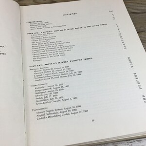 以下が含まれることがあります： 「CONTENTS」と題された目次が記載された開かれた本。テキストには、「INTRODUCTION」、「PART ONE: A GENERAL VIEW OF ELECTRIC POWER IN THE SOVIET UNION」、「PART TWO: NOTES ON ELECTRIC FACILITIES VISITED」などのセクションがリストされています。