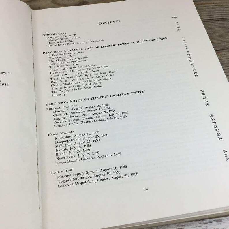 以下が含まれることがあります： 「CONTENTS」と題された目次が記載された開かれた本。テキストには、「INTRODUCTION」、「PART ONE: A GENERAL VIEW OF ELECTRIC POWER IN THE SOVIET UNION」、「PART TWO: NOTES ON ELECTRIC FACILITIES VISITED」などのセクションがリストされています。