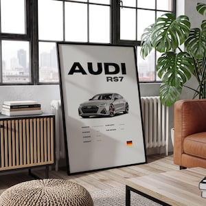 Puede incluir: Un póster enmarcado con un coche Audi RS7 gris. El póster tiene el logotipo de Audi y el texto RS7 en negro. Debajo del coche hay especificaciones y una bandera alemana. El póster se muestra en una habitación con una ventana y un sofá de cuero.