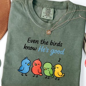 Camiseta "Incluso los pájaros saben que es bueno", linda camiseta de pájaro, colorida camiseta cristiana con arte de pájaro, camiseta inspiradora, regalo para amantes de las aves, para ella o para él