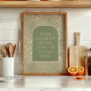 Puede incluir: Un estampado enmarcado con el texto "YOUR FAVORITE QUOTE, LYRIC OR SAYING HERE" en un arco verde. El estampado tiene un patrón floral en verde y beige. También se ven utensilios de cocina, una tabla de cortar y naranjas.