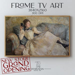 Könnte beinhalten: Gerahmter digitaler Kunstdruck für einen Fernsehbildschirm. Das Kunstwerk zeigt eine Frau in einem cremefarbenen Kleid, die sich auf einem Sofa zurücklehnt und ein Telefon hält. Der Rahmen ist goldfarben, und das Bild enthält den Text "FRAME TV ART" und "NEW STORE GRAND OPENING."