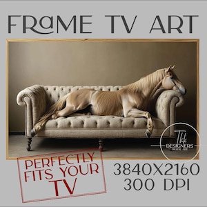 Könnte beinhalten: Ein digitaler Kunstdruck eines Pferdes, das auf einem Knopfcouch liegt. Das Bild ist 3840x2160 Pixel groß und hat 300 DPI. Der Text "Perfectly Fits Your TV" befindet sich in einem roten Stempel in der linken unteren Ecke. Der Text "The Designers Digital Art" befindet sich in einem Kreis in der rechten unteren Ecke.
