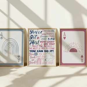 Arte de parede digital rosa e azul da moda, arte de parede preppy, impressão de cartas de baralho, decoração de apartamento universitário, arte de parede motivacional, decoração de dopamina