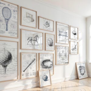 Puede incluir: Una colección de impresiones artísticas enmarcadas con ilustraciones detalladas al estilo de planos de varios equipos y escenas deportivas. Incluye una raqueta de tenis, una pelota de golf, un bate de béisbol y un caballo. Las impresiones son en tonos neutros con marcos de madera.