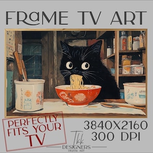以下が含まれることがあります： 大きな目をした黒い猫が赤いボウルから麺を食べています。猫は木製の表面のテーブルに座っています。背景には、瓶やボトルが置かれた棚があります。画像は金色のフレームで囲まれています。「PERFECTLY FITS YOUR TV」というテキストが白地に赤で印刷されています。「3840X2160 300 DPI」というテキストが白地に黒で印刷されています。