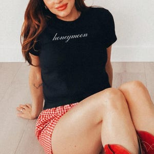 Camiseta de bebé de luna de miel / Merchandising inspirado Top corto de ajuste ceñido / Camisa de bebé de moda / Camiseta de bebé Y2K / Camiseta de bebé de los 90 / Regalo para ella / Regalo para novia