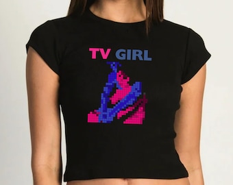 Maglietta TV GIRL / Merchandising ispirato a una band di musica indie rock / Top corto Tv Girl Pixel / Maglietta dell'album Who Really Cares / Maglietta per neonati Y2K / Regalo per lei