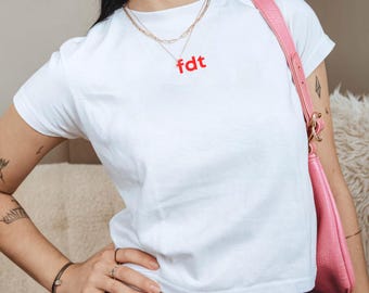 FDT T-Shirt | Subtiles FDT Baby Tee | F Donald Trump | Anti Trump Shirt | Anti Elon T-Shirt | demokrat-Liberal Shirt | 90er Jahre Crop Top
