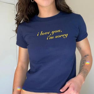 Koszulka I Love You Baby | Koszulka dla fanów inspirowana albumem | Estetyczny dopasowany top z lat 90. XX wieku | Koszulka z gadżetami z trasy koncertowej | Prezent z albumu dla niej | Fanka GA