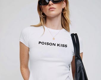 Poison Kiss Halloween-babyshirt, Spooky Season Y2K-babyshirt, horrorfilmshirt, T-shirt Goth Girl, Gothic cadeau voor haar, Summerween-top