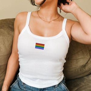Gay Pride Tank Top | Regenbogen Flagge Besticktes Tank Top | LGBTQIA+ feministisches Sapphic Pride Party Crop Tank | Ich zeige dir, wie du sie liebst