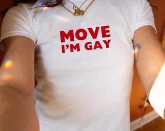 Bewegen Sie sich, ich bin Gay-T-Shirt | LGBTQ TLW Pansexuell Bisexuell Y2K Shirt | Gay-Pride Parade Top | 90er Jahre Pride Month T-Shirt | Geschenk für Gay