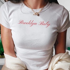Camiseta de bebé Brooklyn Baby / Merchandising inspirado Top corto ajustado / Camisa de bebé de moda / Camiseta de bebé Y2K / Camiseta de bebé de los 90 / Regalo para ella / Regalo para novia