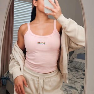 Gay Pride Tank Top | LGBTQIA+ feministisches Sapphic Pride Party Crop Tank | Pride Geschenk für Sie | Wlw Pride Parade Top | Y2K Top