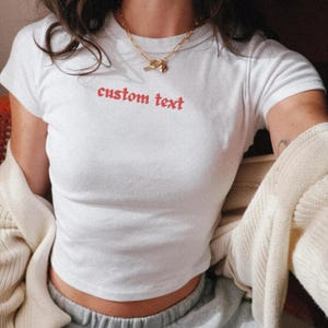 カスタム刺繍ベビーTシャツ | パーソナライズされたテキストシャツ | Y2k 90年代ベビーTシャツギフト | かわいいサマーTシャツ | ベビーTシャツy2k | カスタマイズギフト