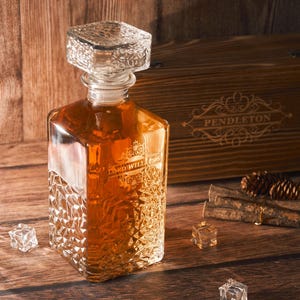 Set di decanter per whisky personalizzato con bicchieri / Decanter per bourbon inciso con scatola di legno / Regali per lo sposo / Regalo per il testimone dello sposo / Regalo per il papà