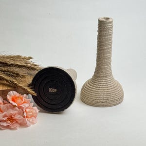 Op de afbeelding: Twee beige decoratieve vazen met een textuur, touwachtig ontwerp. Eén vaas staat rechtop, de andere is omgekeerd en onthult een zwarte basis met de tekst "B3DP". De vazen staan op een witte ondergrond.