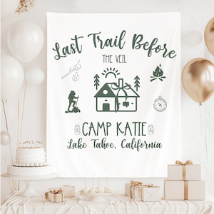 Camp Bachelorette Banner Benutzerdefinierte Party Kulisse Glamping Wandteppich Dekor Personalisiertes Schild für Bach Camping Wochenende See Hütte Wandern Reise