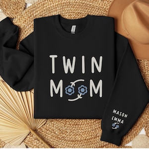Custom Twin Mom Crewneck Sweatshirt Mama Twin Gifts New Twin Mom Club Shirt Mother&#39;s Day Gift Personalized Mom of Twins Announcement Shirt