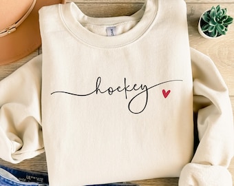 Sudadera de hockey con corazón o camiseta de colores cómodos, regalo para amantes del hockey, atuendo para el día del juego de hockey sobre hielo, grupo de mamás de hockey, cuello redondo, regalo para amigos
