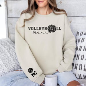 Sudadera personalizada para mamá de voleibol, nombre del niño en la manga, regalo para amantes del voleibol, sudadera retro con capucha de voleibol, sudadera vintage con cuello redondo para mamá de voleibol