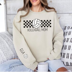 Sudadera personalizada para mamá de voleibol, nombre del niño en la manga, regalo para amantes del voleibol, sudadera retro con capucha de voleibol, sudadera vintage con cuello redondo para mamá de voleibol