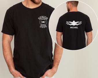 Maillot de bain papillon de natation senior personnalisé Cadeau de nageur personnalisé pour senior d'équipe Cadeau de remise des diplômes T-shirt de nageur papillon T-shirt de bain maman diplômé