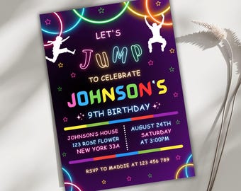 Puede incluir: Invitación de cumpleaños de color morado neón con un texto colorido "Let's Jump" y una silueta de una persona saltando. La invitación es para el cumpleaños número 9 de Johnson el 24 de agosto a las 3:00 PM. La dirección es Johnson's House, 123 Rose Flower, New York 33A. RSVP a Maddie al 123 456 789.