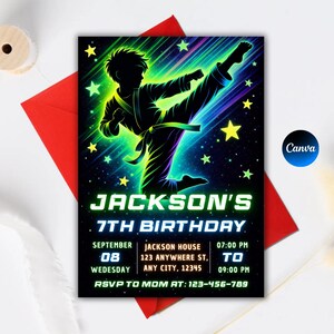 Könnte beinhalten: Schwarze Einladungskarte mit einer neonfarbenen grün-blauen Illustration einer Karatefigur in Aktion. Der Text lautet "Jacksons 7. Geburtstag" mit Veranstaltungsdetails. Die Karte liegt auf einem roten Umschlag.