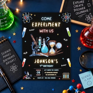 Könnte beinhalten: Eine schwarze Geburtstagseinladungskarte zum Thema Wissenschaft mit Neon-Text, der COME EXPERIMENT WITH US, JOHNSON'S 7TH BIRTHDAY sowie Details für Dienstag, den 08. August, von 19:00 bis 21:00 Uhr im Johnson House, 123 Anywhere St, 123-456-789000 anzeigt.