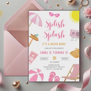 Könnte beinhalten: Eine weiße Geburtstagseinladungskarte mit dem rosa Text Splish Splash, It's a Beach Bash, Emma is turning 3 und Veranstaltungsdetails. Die Illustrationen zeigen einen rosa Sonnenschirm, eine Sonnenbrille, einen Kassettenrekorder, ein Strandschild, Sonnencreme, einen Strandball, eine Strohtasche und einen gestreiften Strandstuhl.