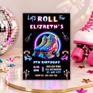 以下が含まれることがあります： Let's ROLL For ELIZABETH'S 9TH BIRTHDAYとネオン風の文字が書かれた黒い長方形の招待状。青と黄色のローラースケート、ギター、花火のグラフィックが描かれており、イベントの詳細情報が記載されています。