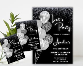 Puede incluir: Invitación de fiesta de cumpleaños negra y plateada con globos plateados y confeti. La invitación dice "Let's Party" e incluye el nombre "Amelia's" y la fecha "Domingo, 14 de marzo a las 21:00".