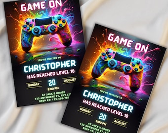 Puede incluir: Una invitación colorida para una fiesta con temática de videojuegos. La invitación presenta un mando de videojuego verde neón, azul y rosa con el texto "Game On" y "Christopher ha alcanzado el nivel 10". La invitación también incluye la fecha, la hora y la ubicación de la fiesta.