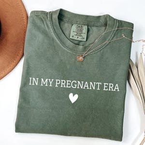 Comfort Colors® W mojej ciąży Era Tshirt, Prezent dla przyszłej mamy, Ogłoszenie o ciąży, Prezent na baby shower, Strój przyszłej mamy, Błogosławiona mama Tshirt