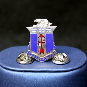 Les Terribles United States Army 127th Infantry Regiment Unit Crest Pin Badge