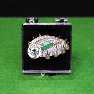 Manchester City FC Etihad Football Stadium Collectors Pin Badge in Acrylic Display Case