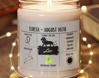 Puede incluir: Una vela blanca en un tarro de vidrio con una etiqueta que dice "TERESA - AUGUST 16TH". La etiqueta también incluye el signo del zodíaco Leo, la constelación Leo, la piedra natal peridoto y el Sol.