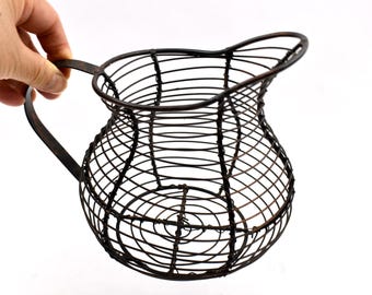 Cesta de flores o frutas de malla metálica de hierro forjado con forma de jarra vintage, 7,5”x6”