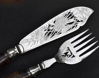 Viktorianska fiskservisar i sterlingsilver med hjorthorn och hornhandtag, försilvrade blad