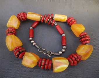 Collier berbère vintage avec perles copal et corail rouges coupées à la main