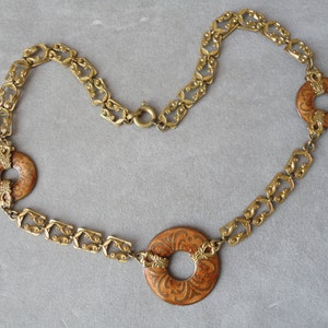 Art Deco filigrane Halskette aus Messing mit orangefarbenen Emaille-Münzen