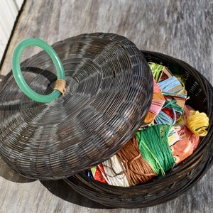 Cesta de costura chinesa vintage carregada com anel de vidro de Pequim e cartões vintage Ray Bennett C1940s